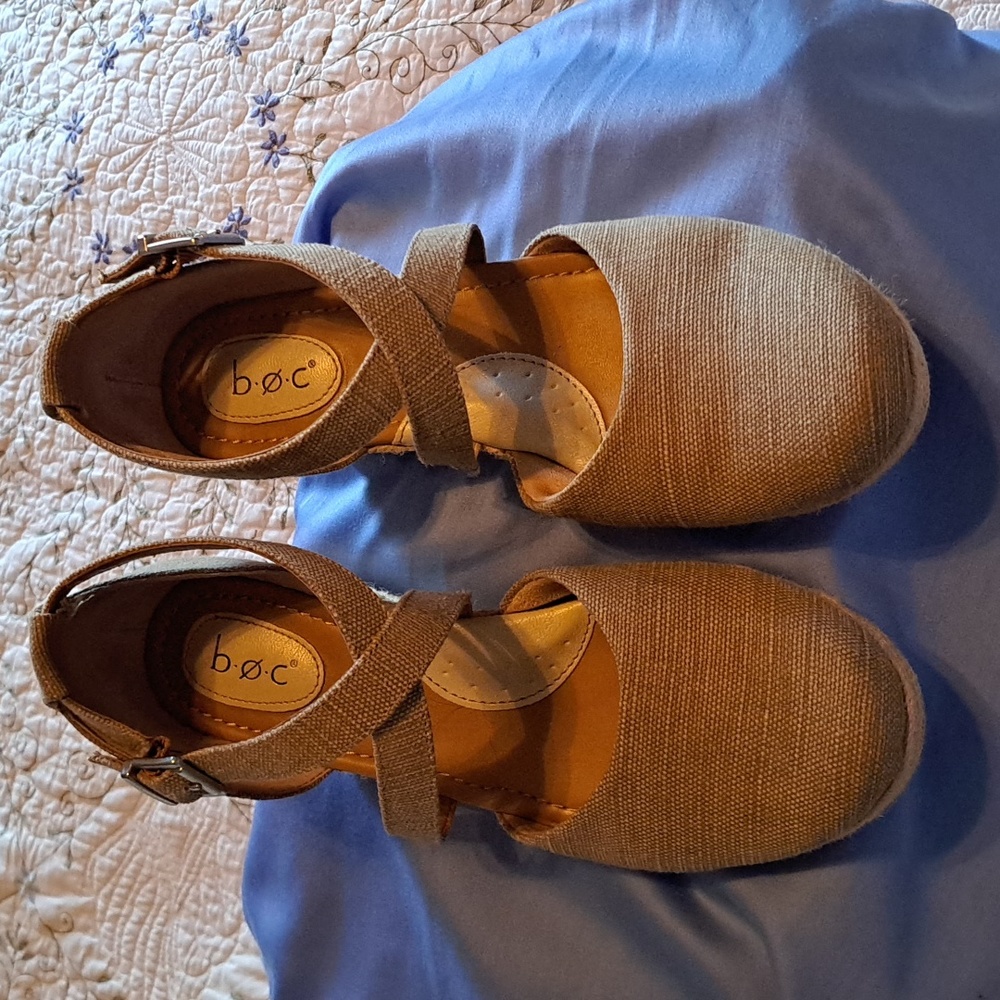 Ladies b*o*c Khaki linen wedge espadrille, criss-cross straps that buckle.